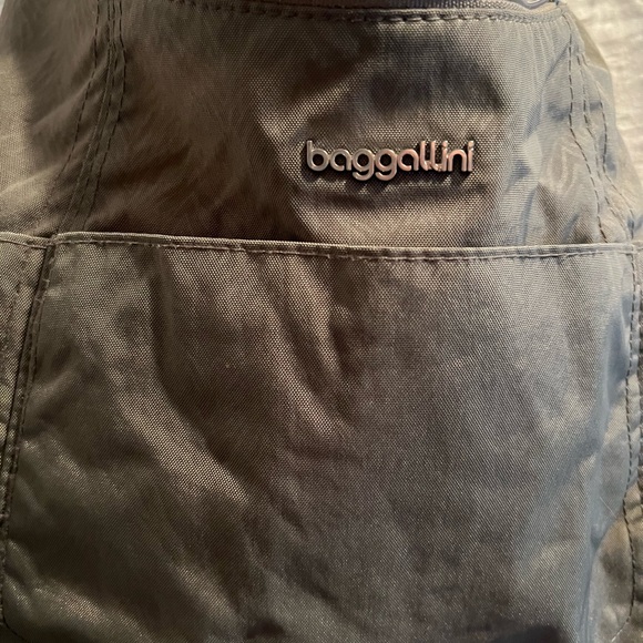 Baggallini Hobo Bag in gray. Lots of pockets. Adjustable strap. Fits lots. - Picture 3 of 6